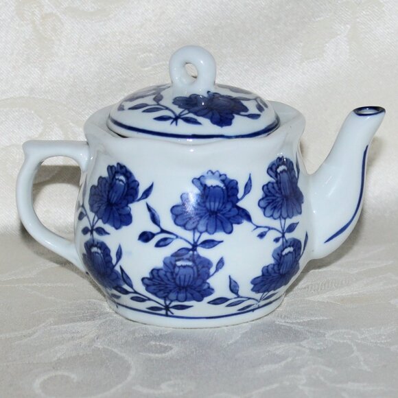 Vintage Blue & White Teapot with Sugar Bowl | Gryphonware - Picture 4 of 14